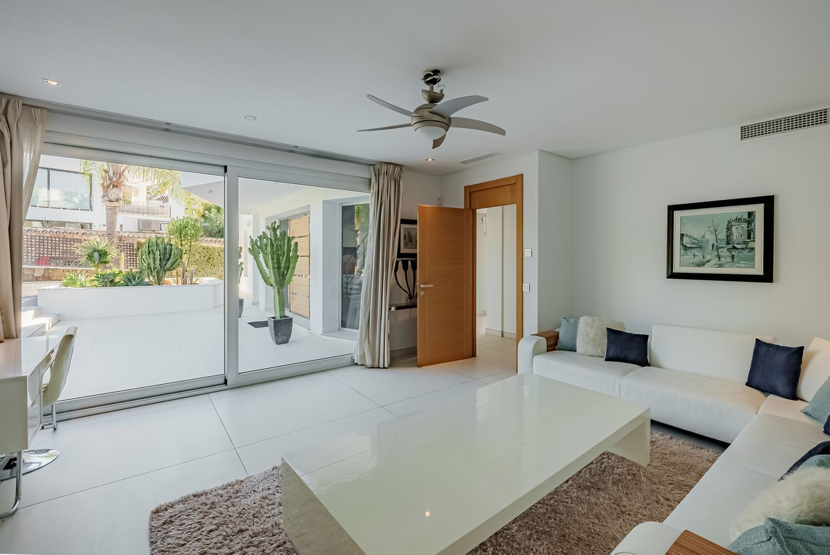 5 Bedroom Villa in Marbella - Photo 8
