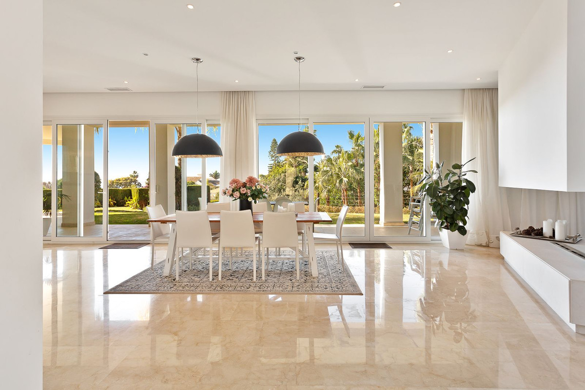 4 Bedroom Villa in Marbella - Photo 6