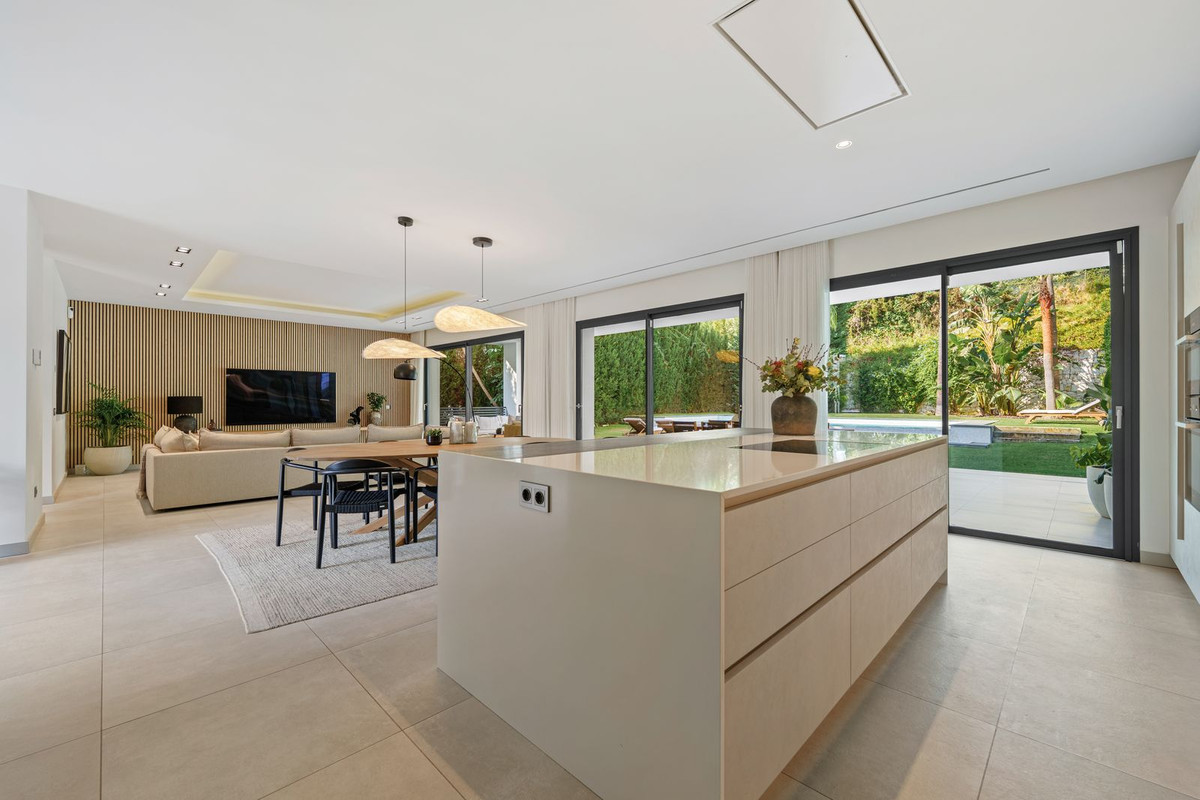 5 Bedroom Villa in Marbella - Photo 49