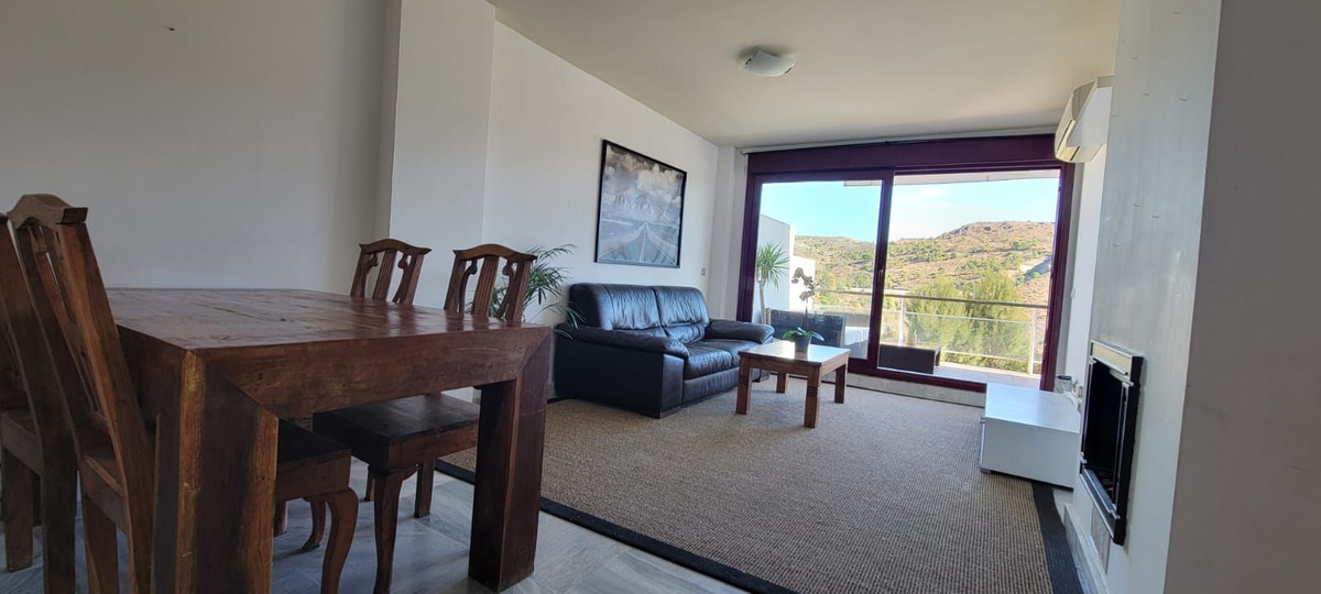 2 Bedroom Apartment in Benahavís - Photo 5