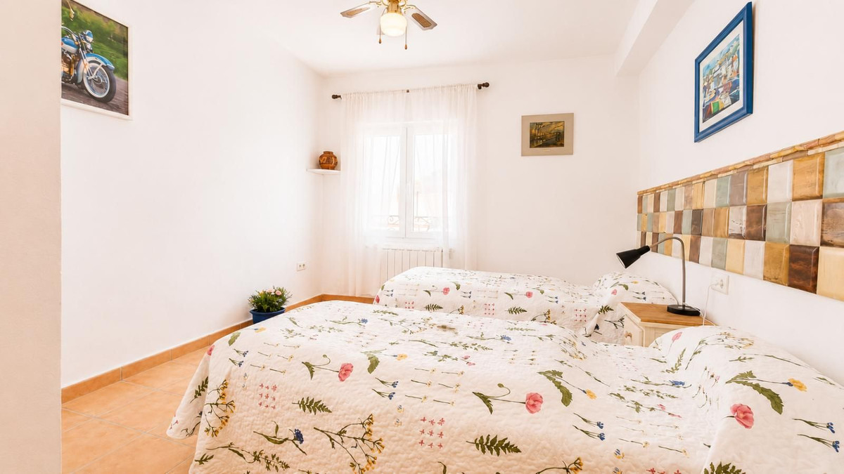 6 Bedroom Townhouse in Tolox - Photo 11