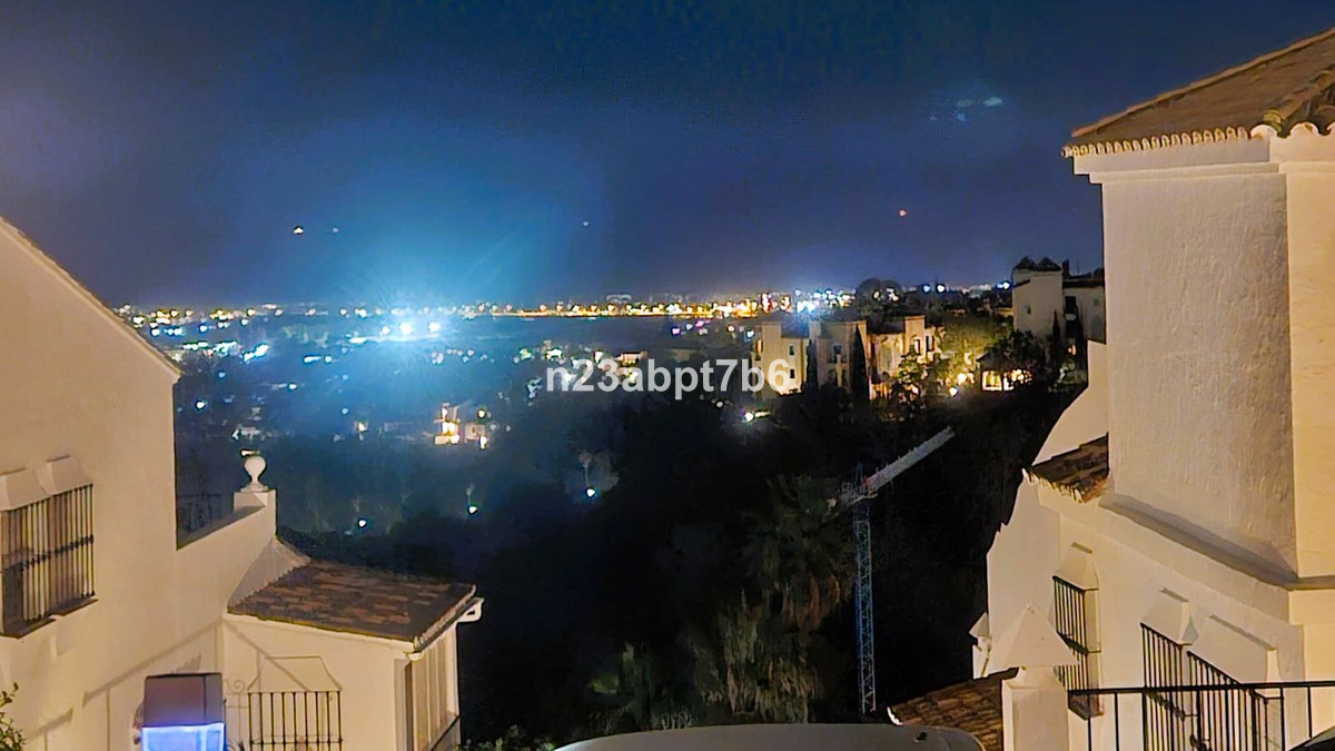 2 Bedroom Apartment in Benahavís - Photo 17