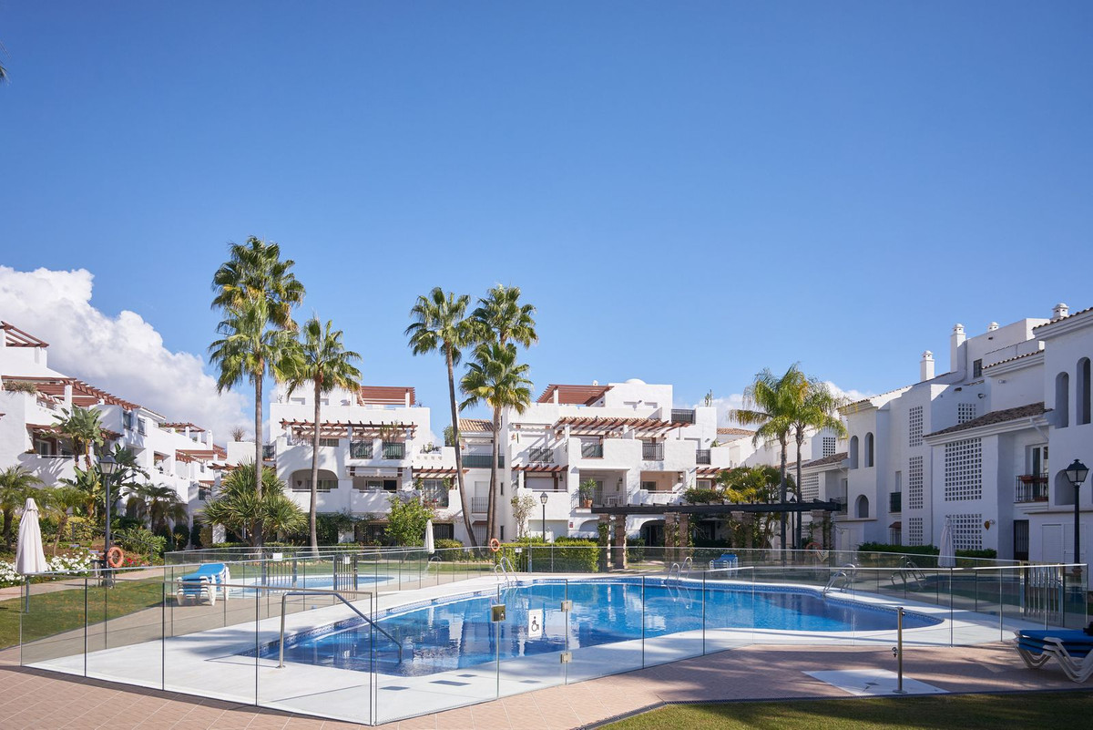 3 Bedroom Apartment in San Pedro de Alcántara - Photo 2