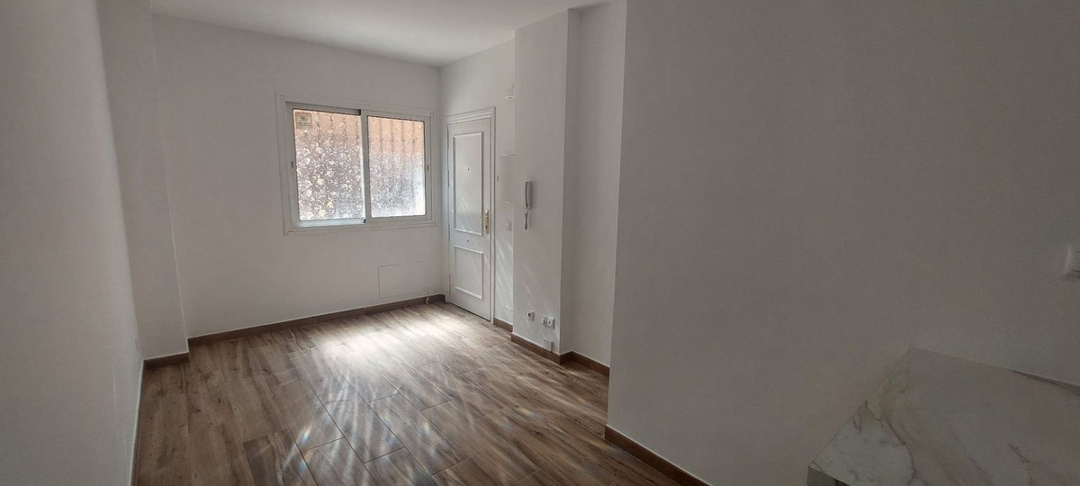 2 Bedroom Apartment in Fuengirola - Photo 2