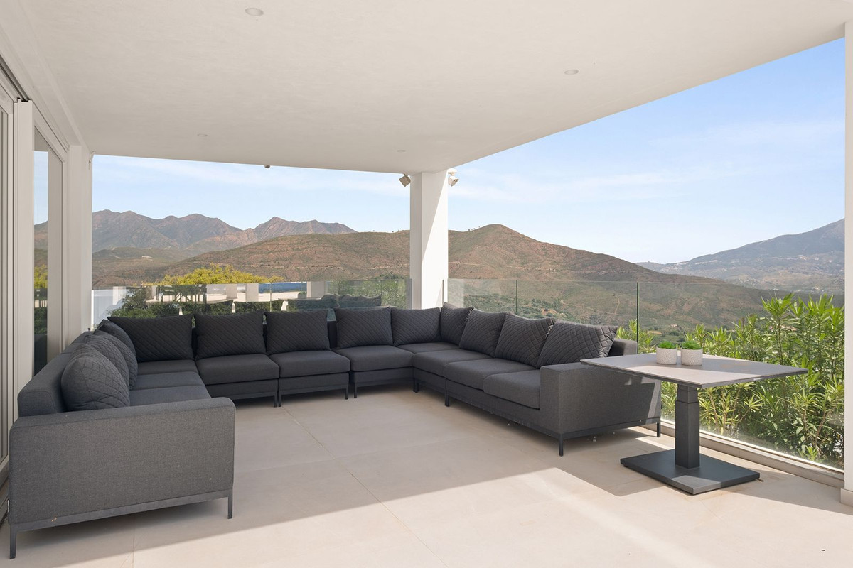 4 Bedroom Villa in Marbella - Photo 9