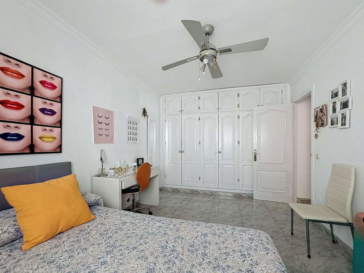 5 Bedroom Villa in Estepona - Photo 28