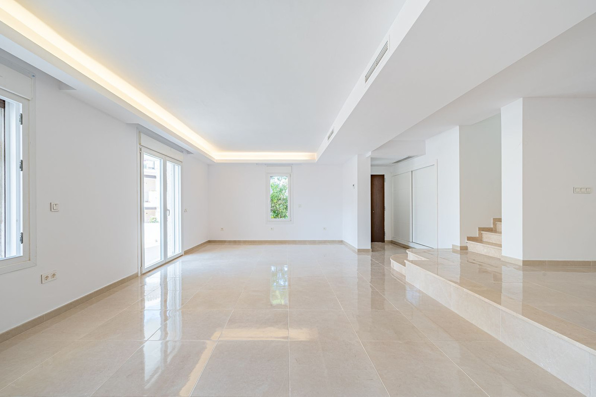 3 Bedroom Townhouse in Marbella - Photo 3