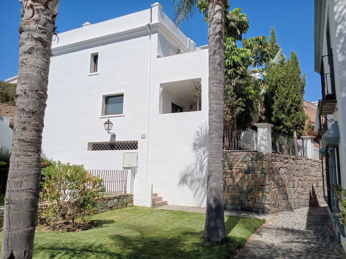 3 Bedroom Townhouse in Estepona - Photo 2