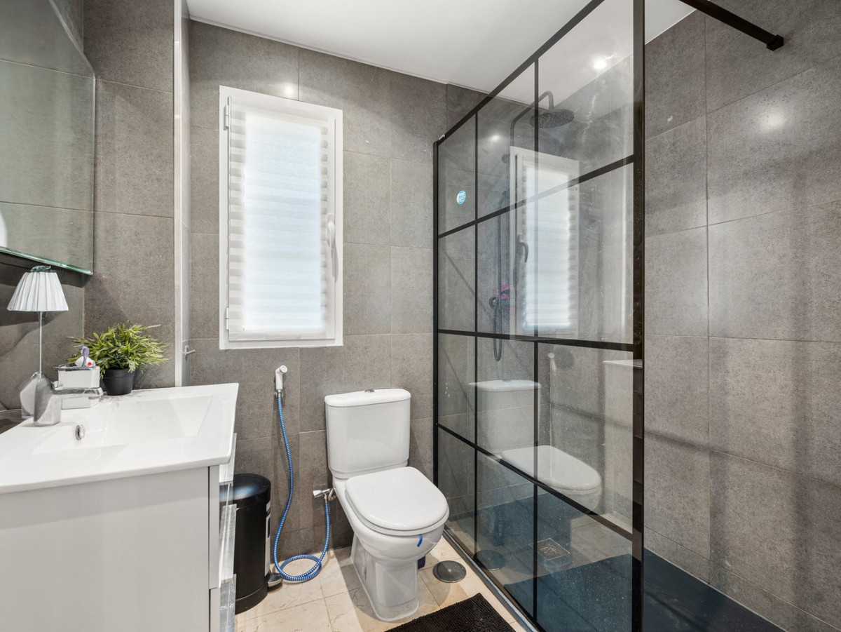 1 Bedroom Penthouse in Estepona - Photo 3