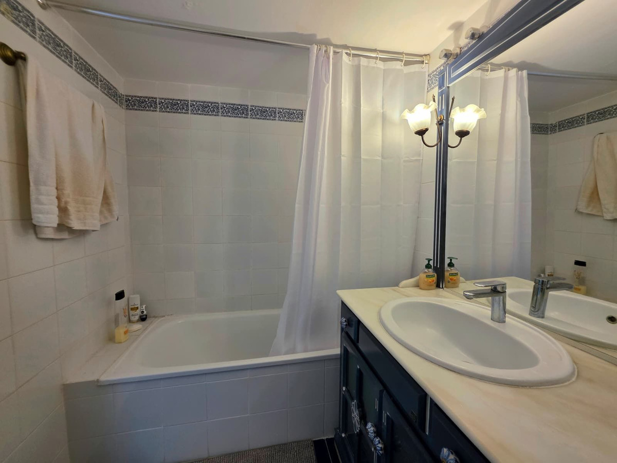 Piso de 2 dormitorios con piscina en Málaga – Foto 9
