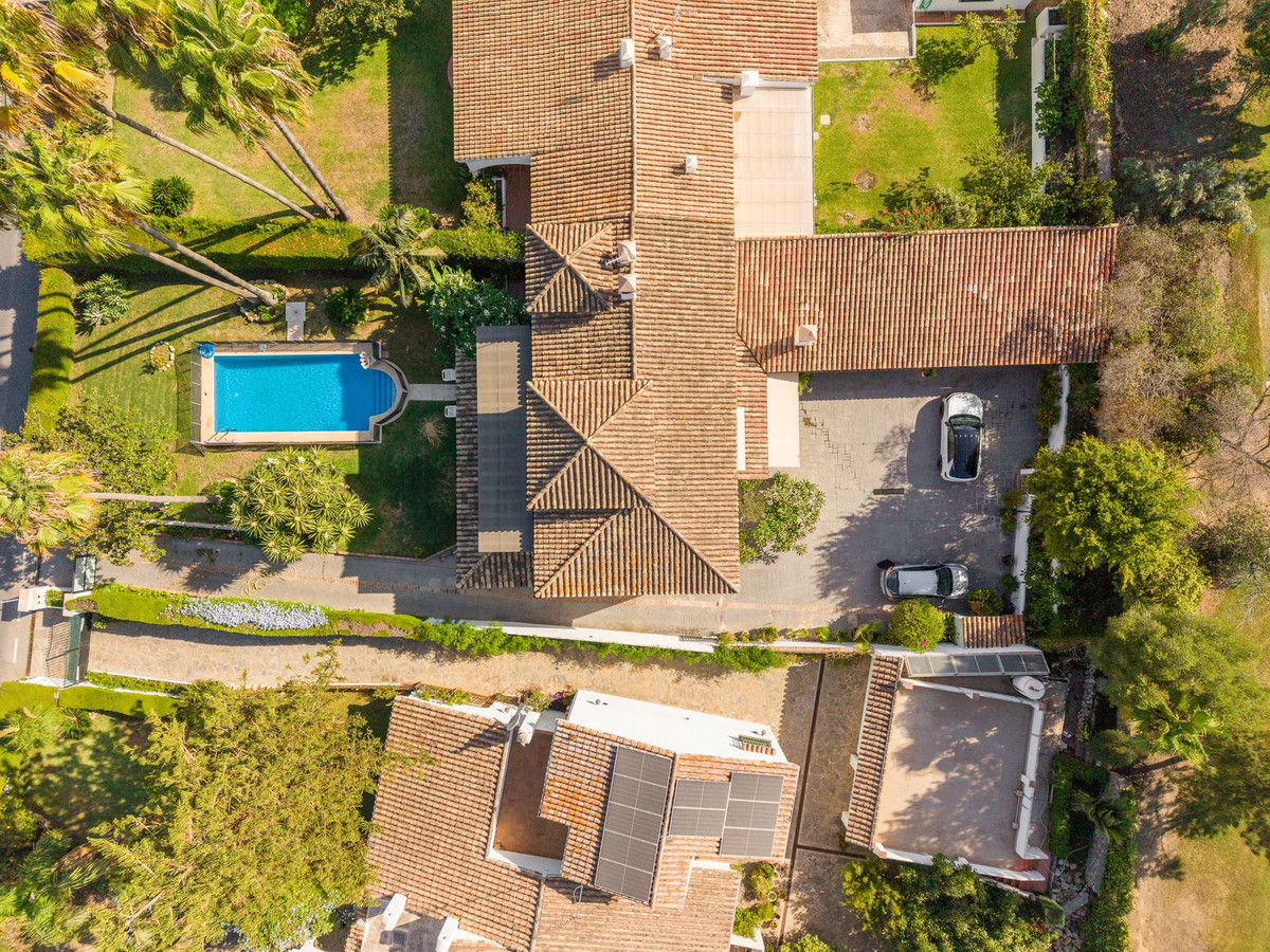 6 Bedroom Villa in Marbella - Photo 7