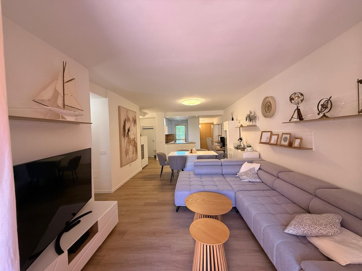 2 Bedroom Apartment in Estepona - Photo 4