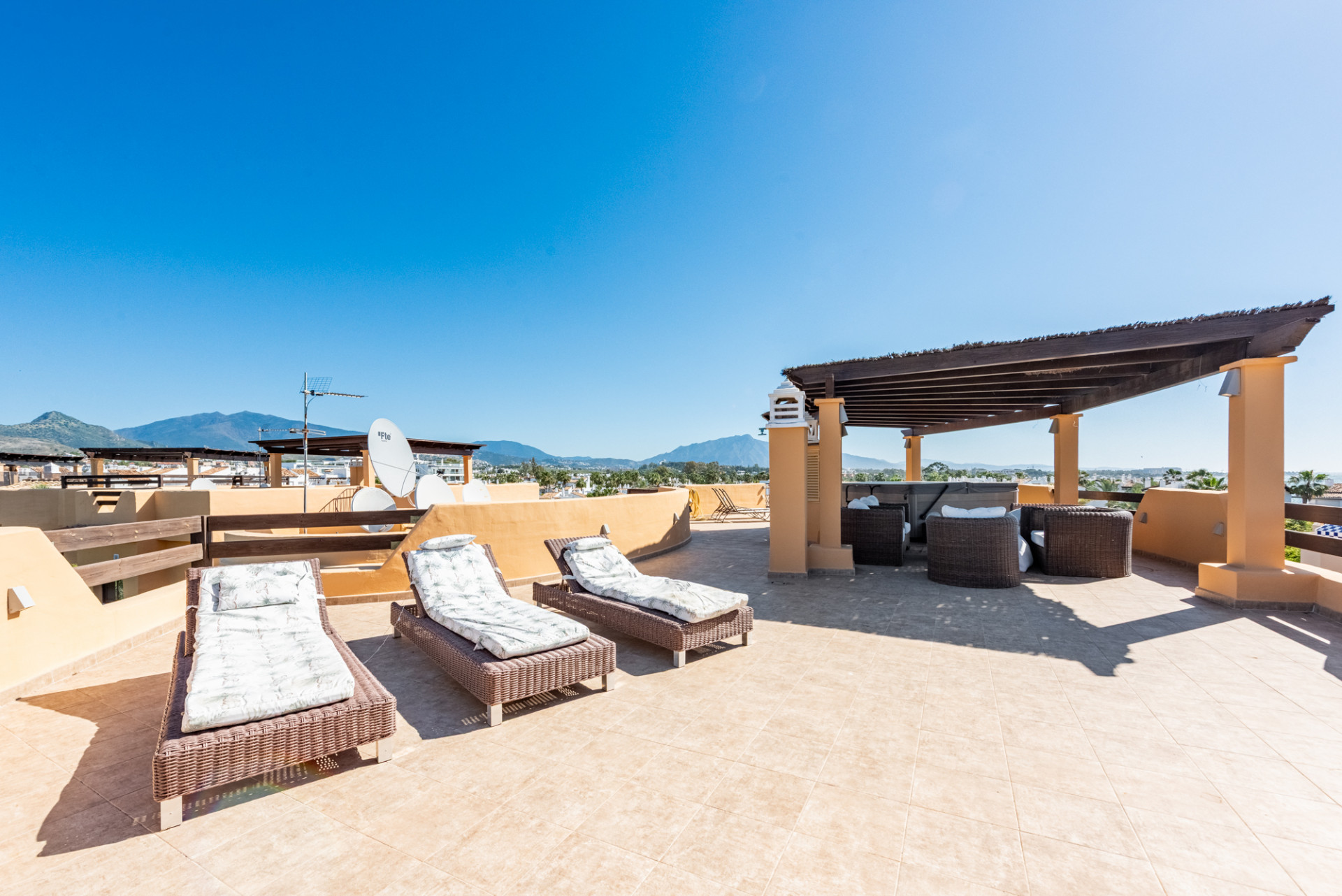 3 Bedroom Penthouse in Estepona - Photo 8
