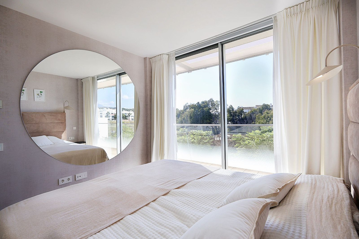 4 Bedroom Apartment in Estepona - Photo 19