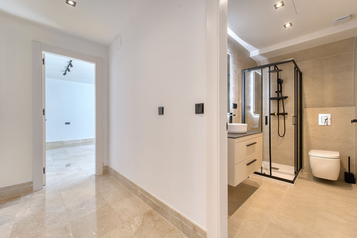 5 Bedroom Villa in Marbella - Photo 26