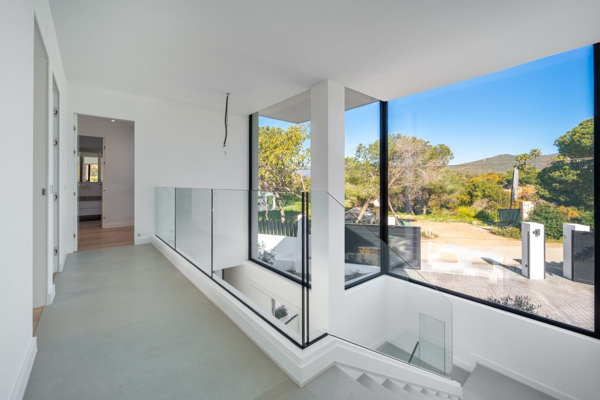 5 Bedroom Villa in Marbella - Photo 29