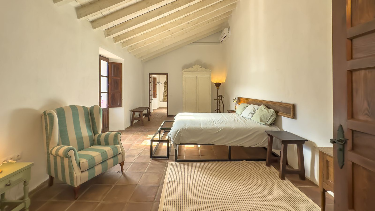 8 Bedroom Country house in Málaga - Photo 34