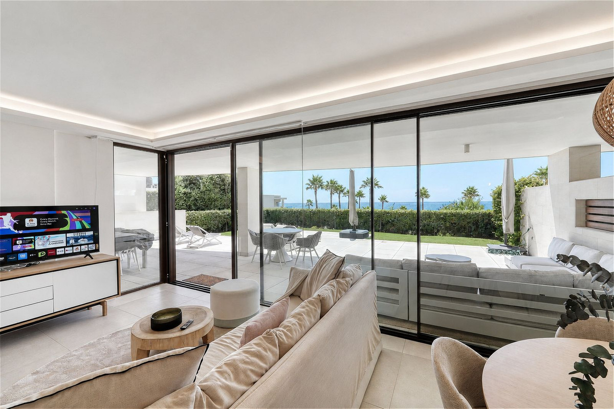 3 Bedroom Apartment in Estepona - Photo 8