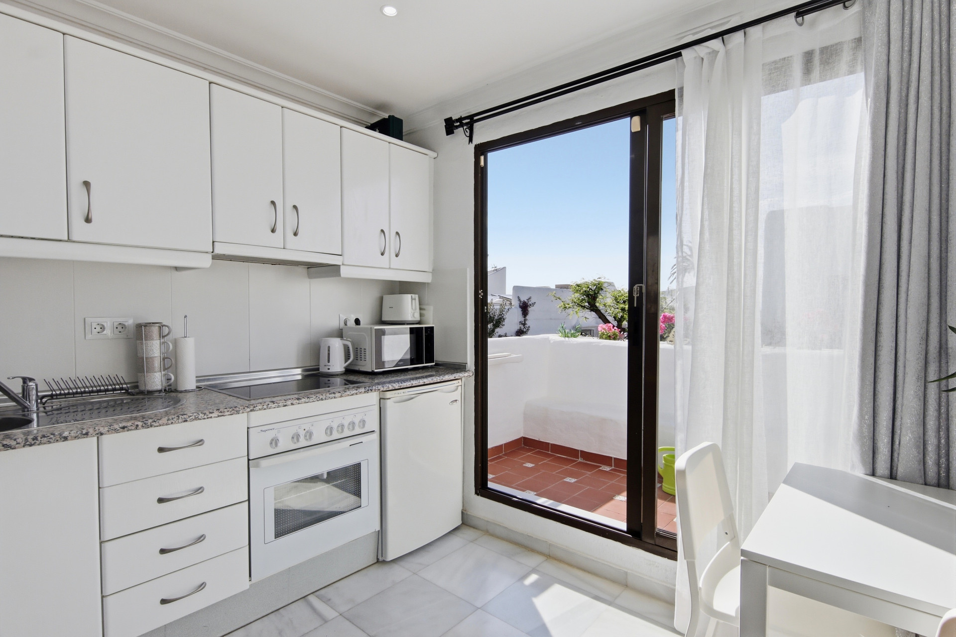 1 Bedroom Apartment in Estepona - Photo 2