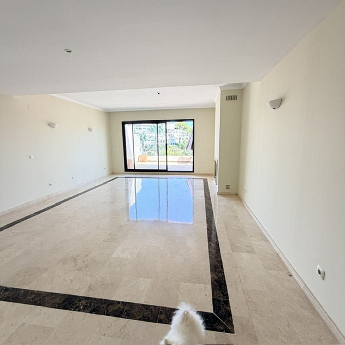3 Bedroom Penthouse in Benahavís - Photo 2