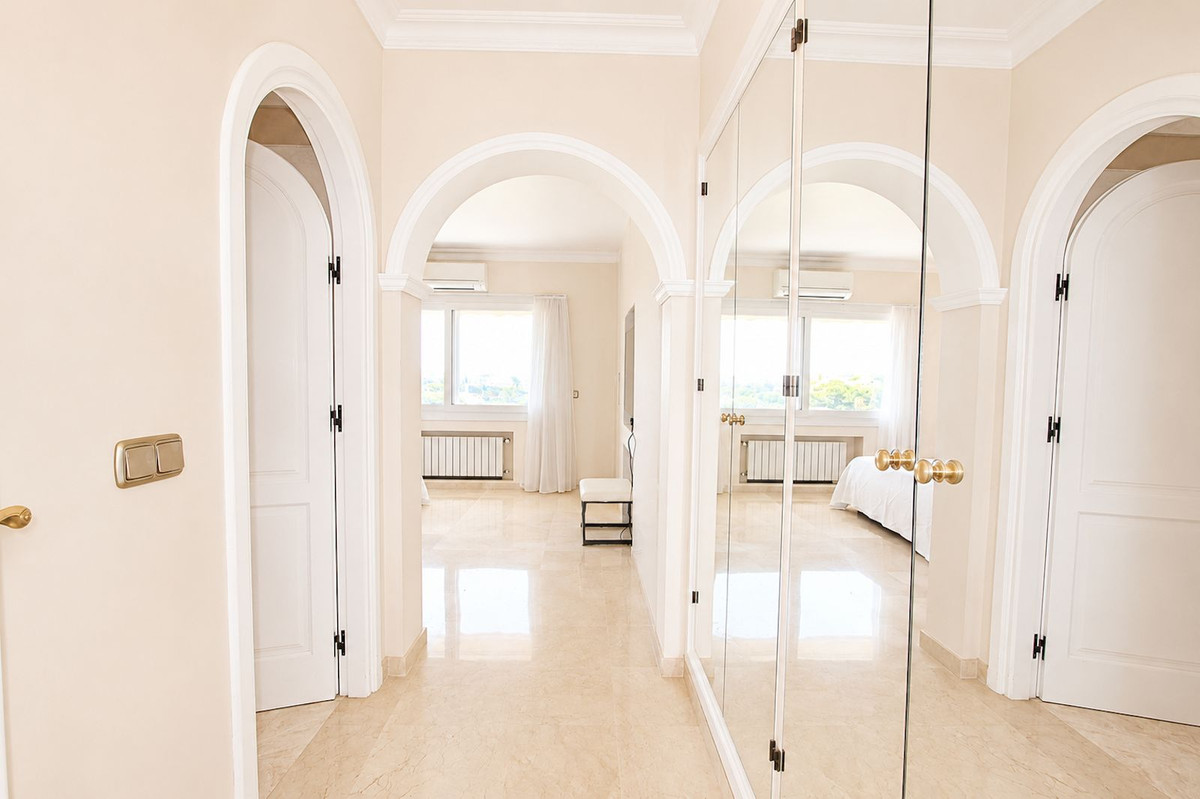 4 Bedroom Villa in Marbella - Photo 18