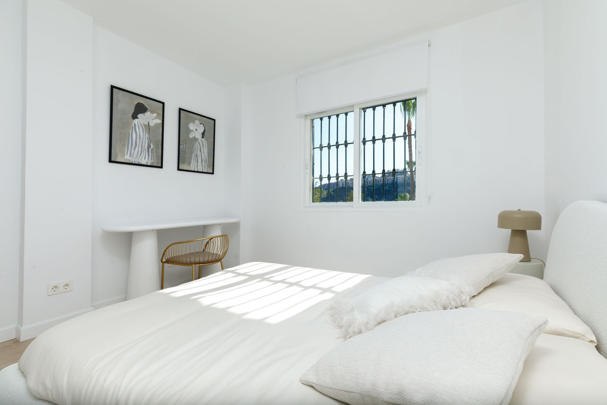 3 Bedroom Apartment in Benahavís - Photo 16