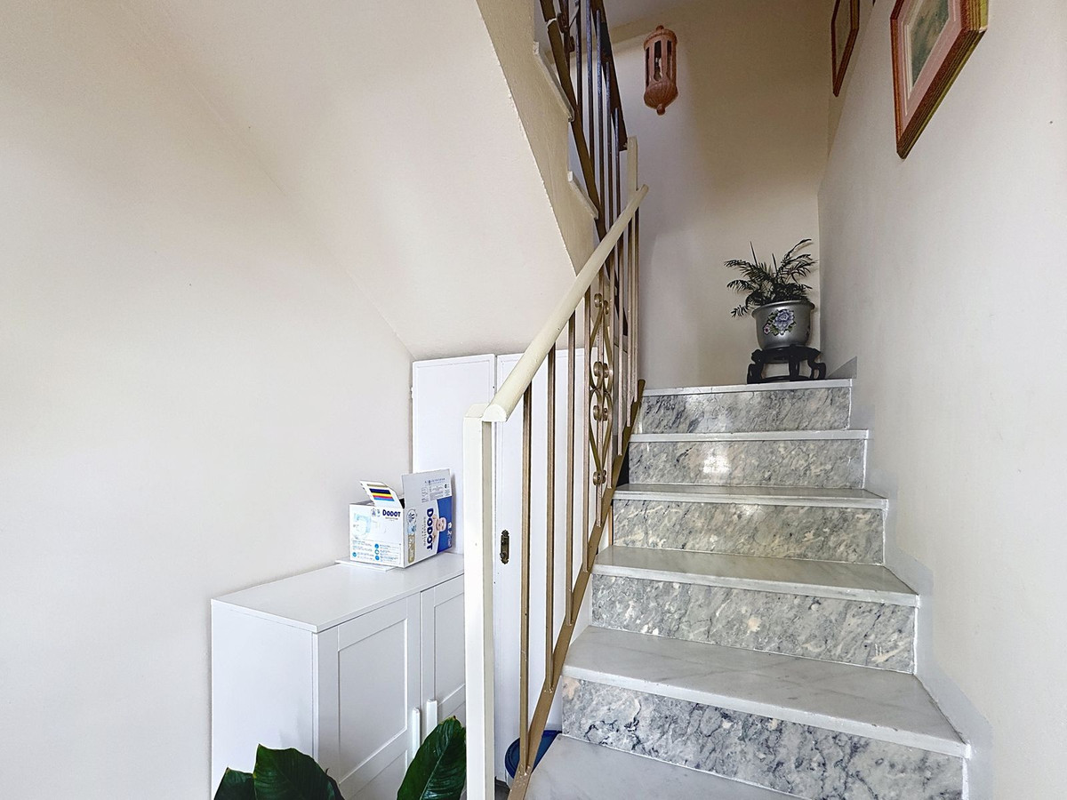 5 Bedroom Townhouse in Estepona - Photo 16