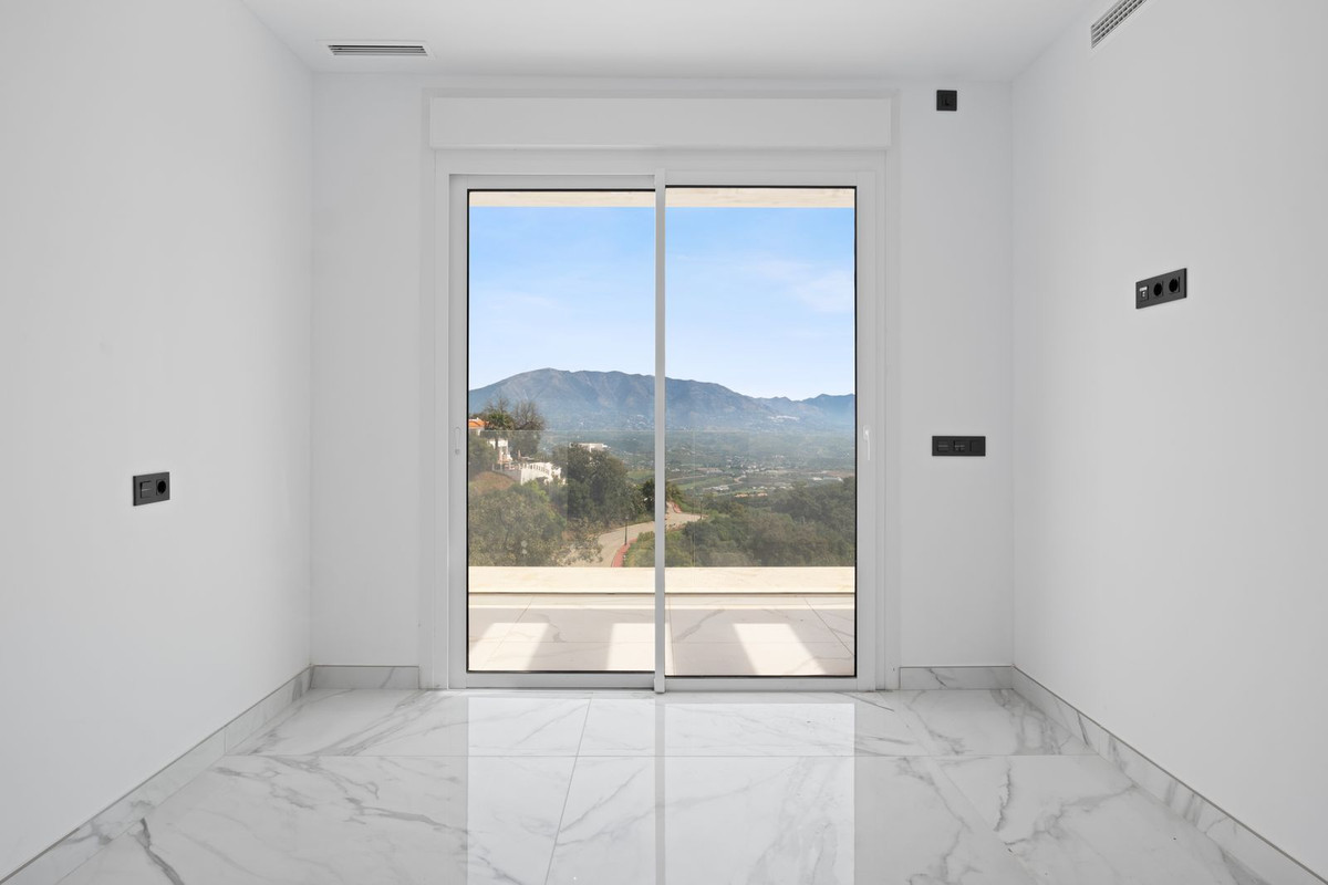 4 Bedroom Villa in Marbella - Photo 29