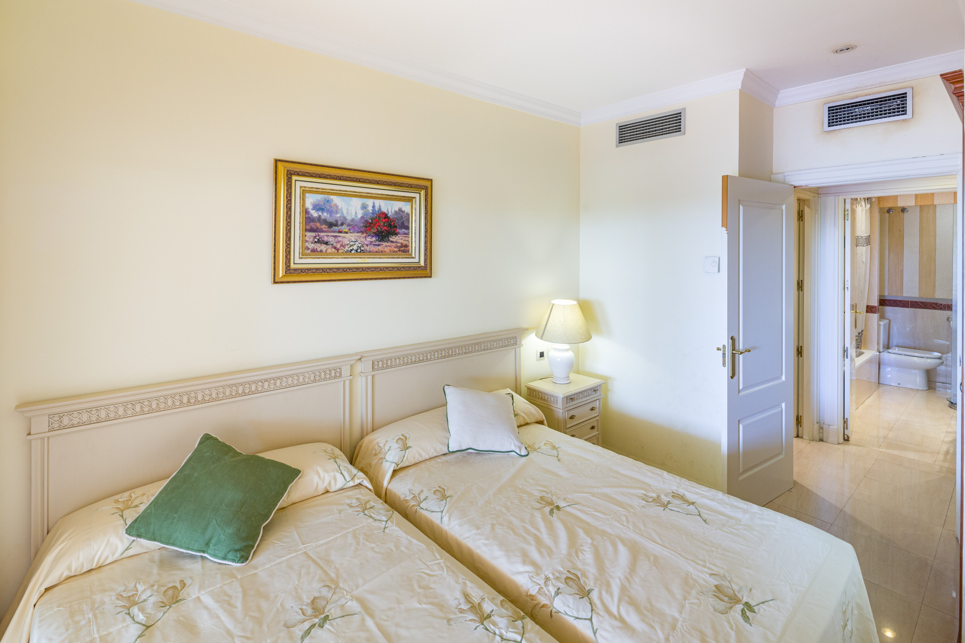2 Bedroom Apartment in Marbella - Photo 21