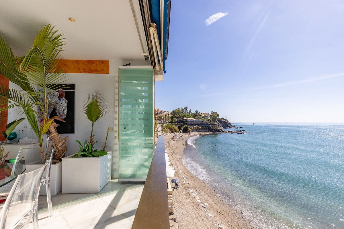 2 Bedroom Apartment in Benalmádena - Photo 2