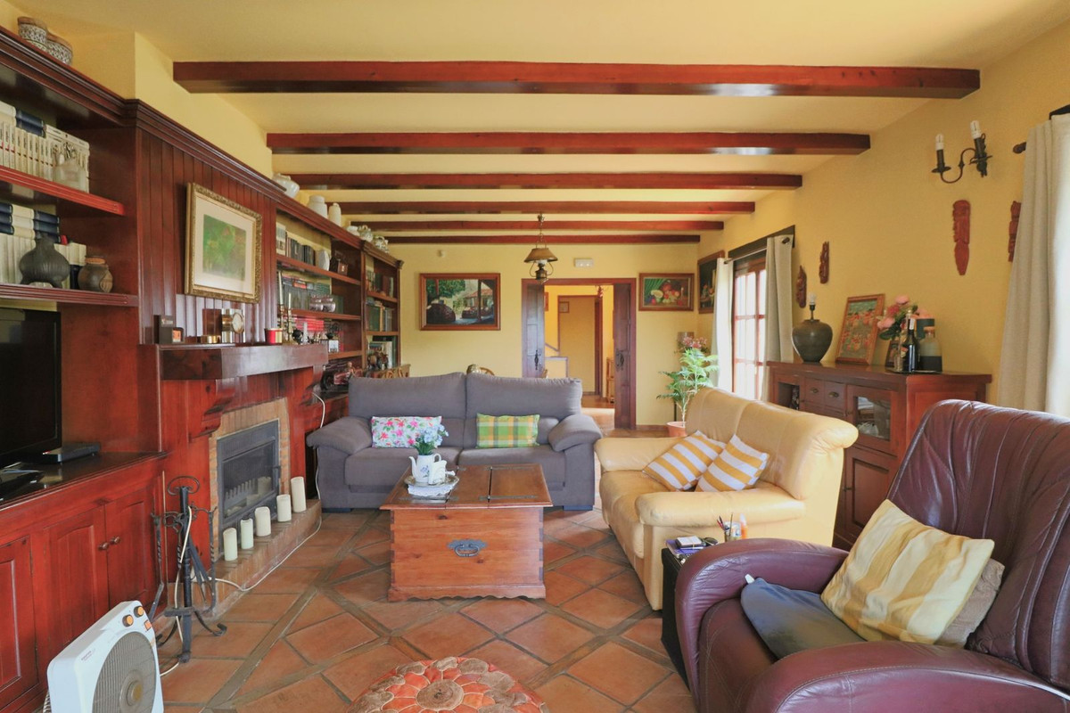 4 Bedroom Villa in Marbella - Photo 2