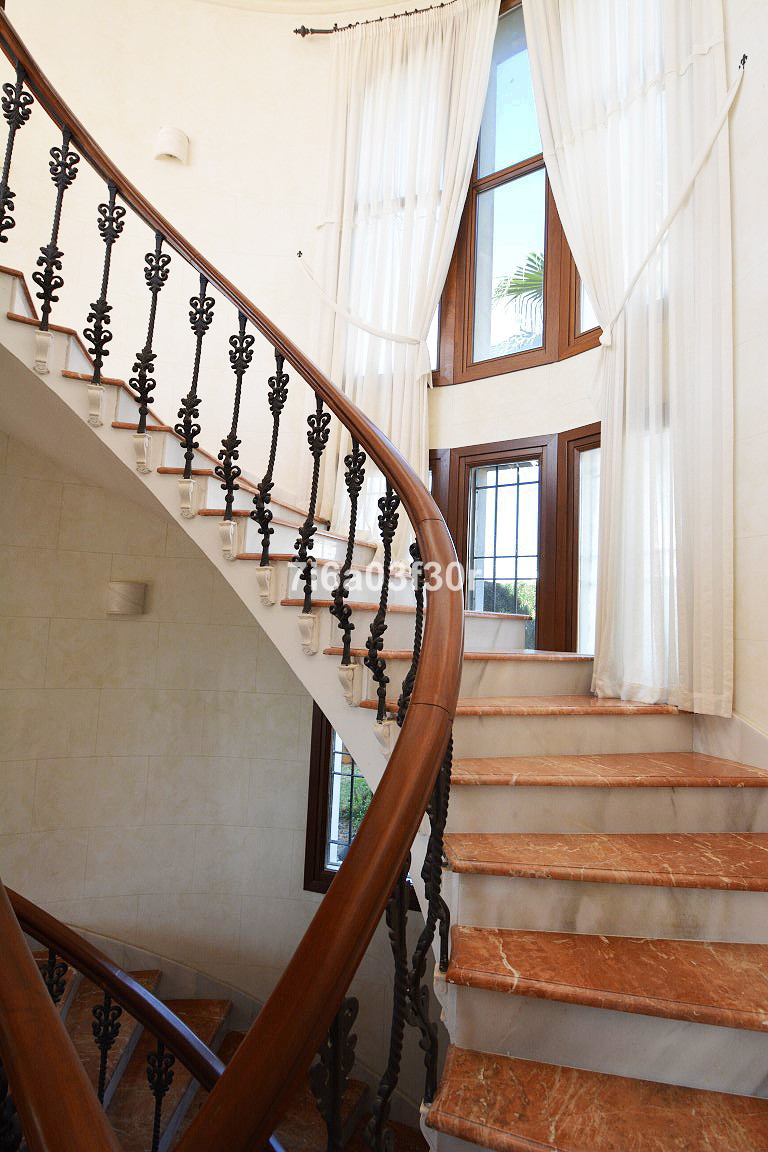 5 Bedroom Villa in Marbella - Photo 23