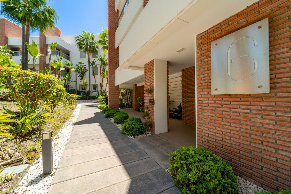 2 Bedroom Apartment in Benahavís - Photo 19