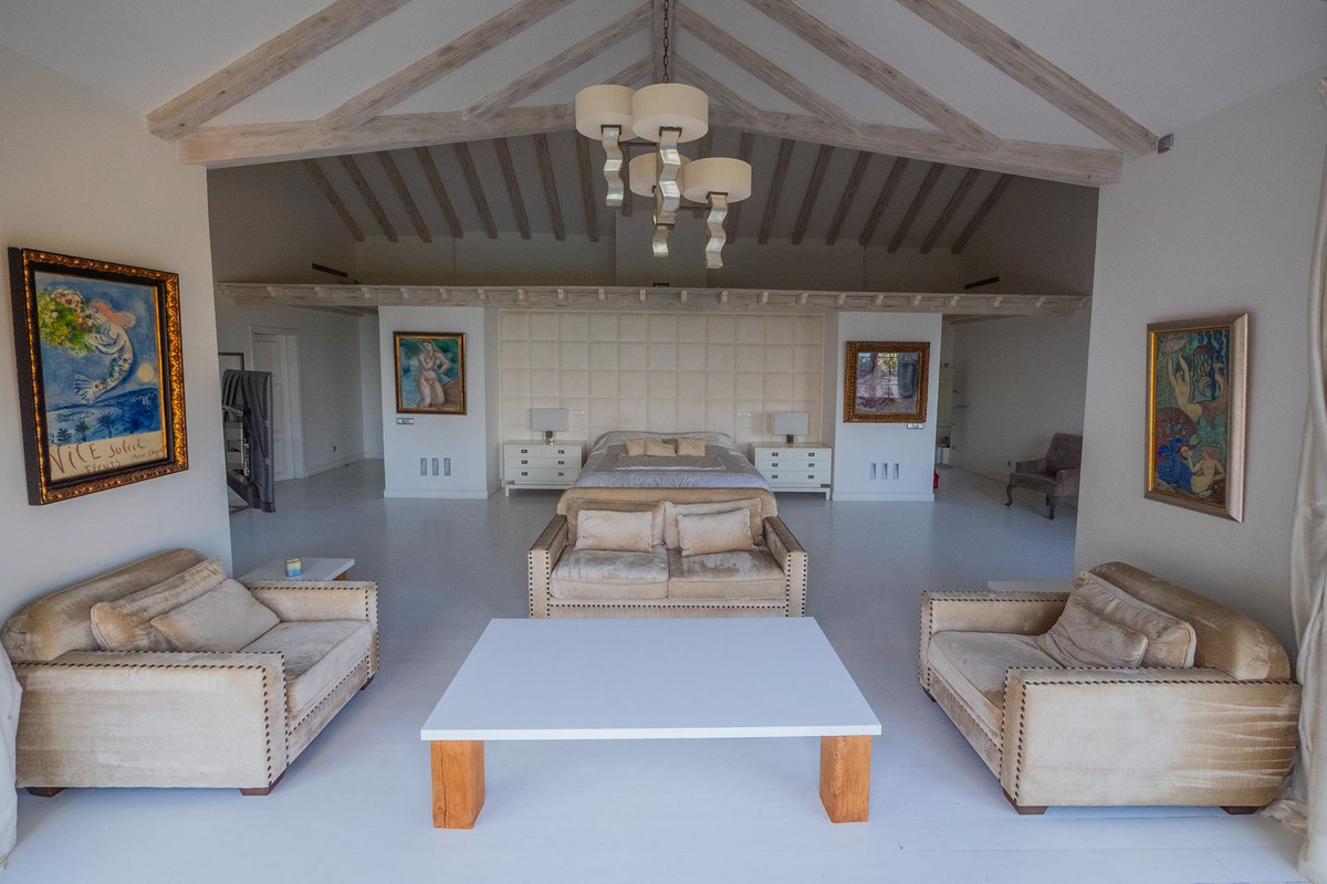 10 Bedroom Villa in Estepona - Photo 25