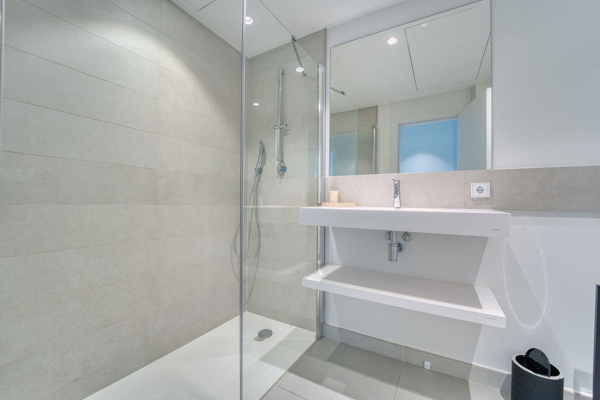 2 Bedroom Apartment in Benalmádena - Photo 17