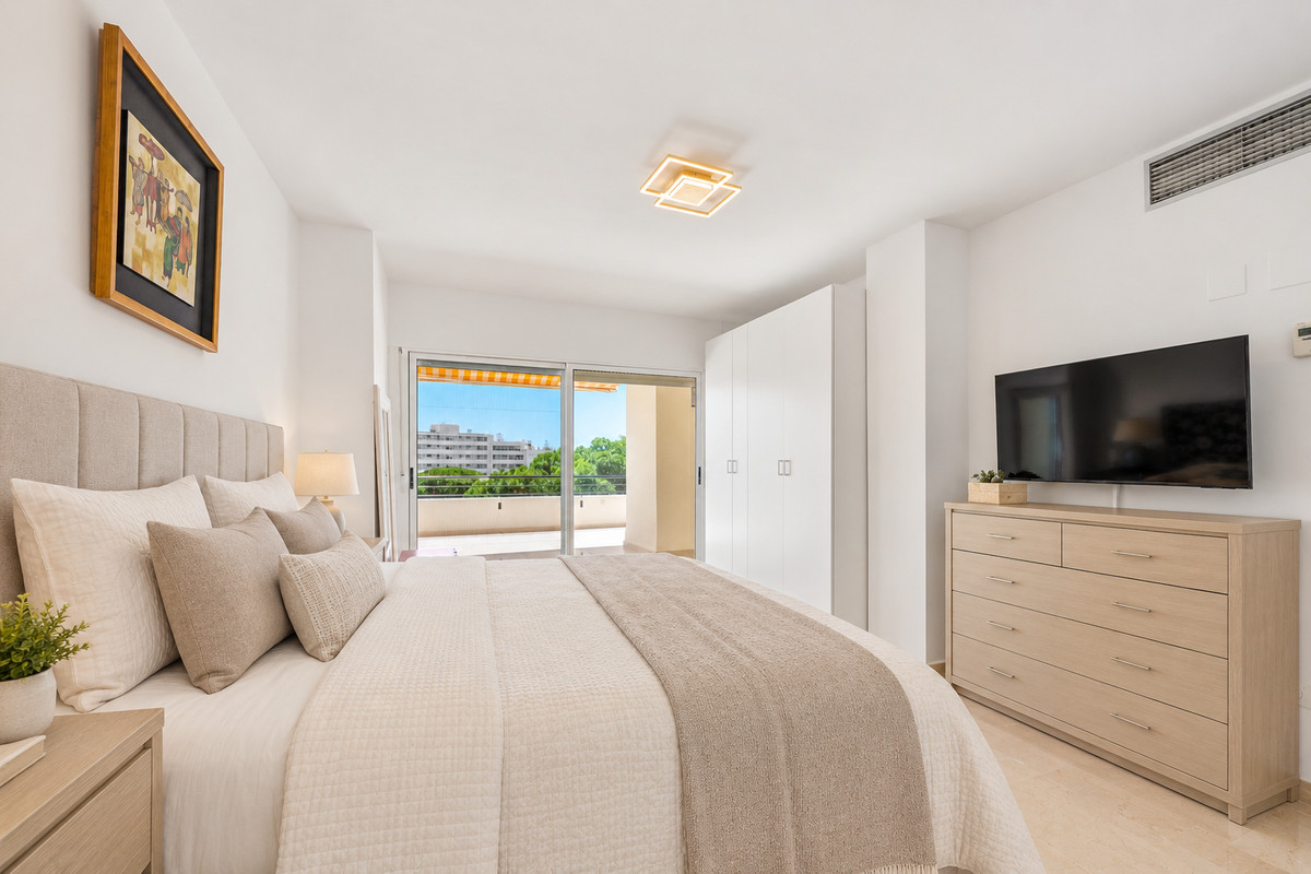 4 Bedroom Penthouse in San Pedro de Alcántara - Photo 17