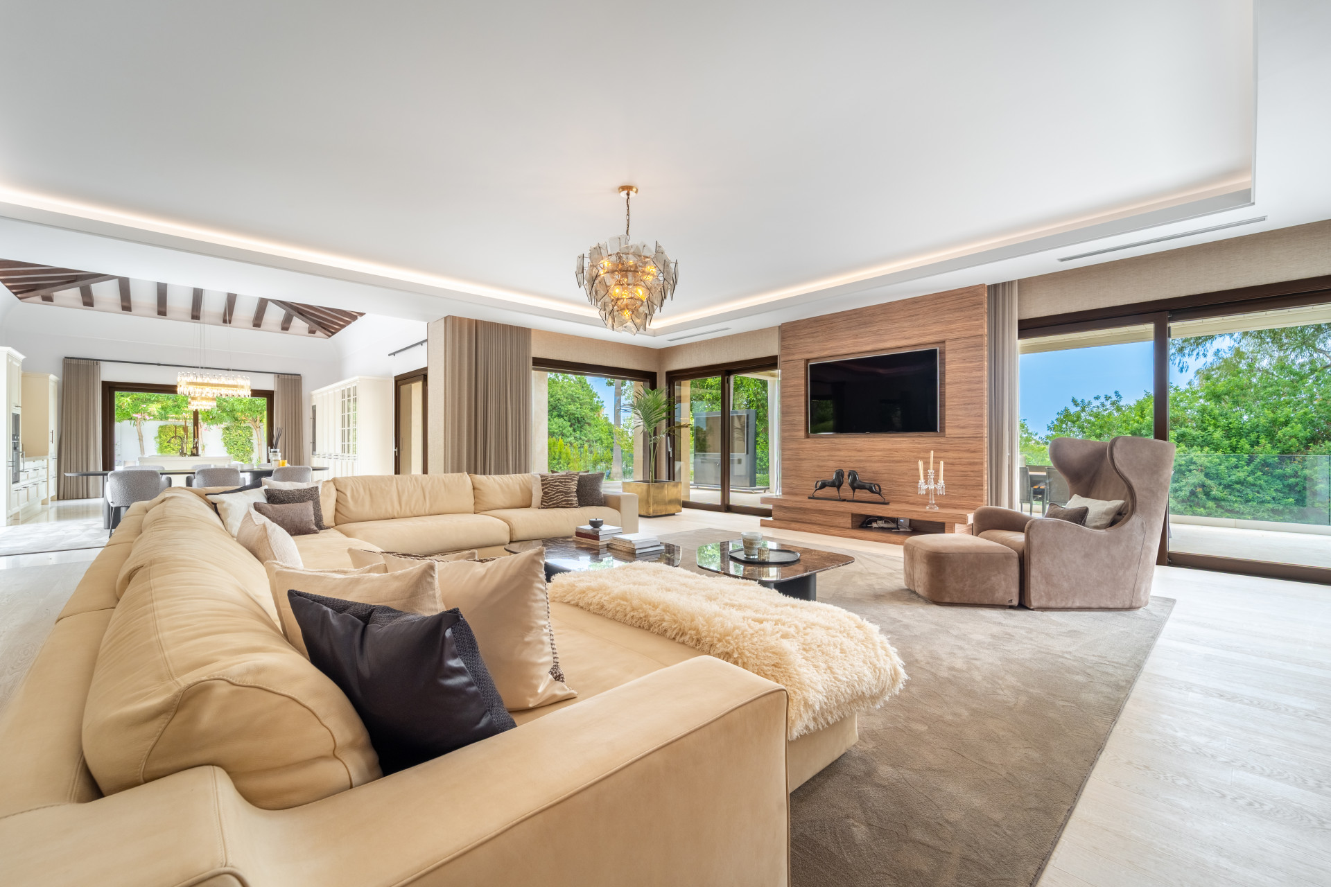 5 Bedroom Villa in Marbella - Photo 3