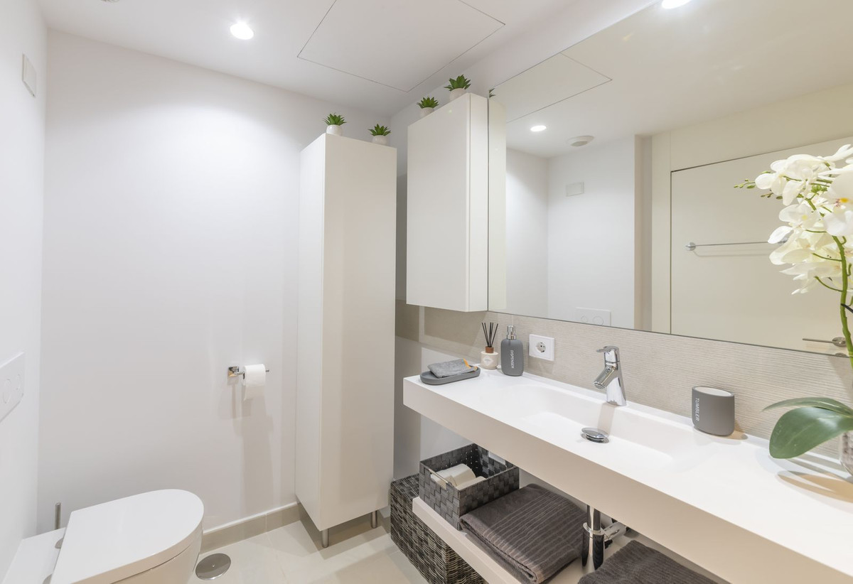 2 Bedroom Apartment in Benalmádena - Photo 15