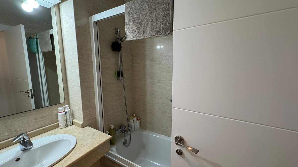 2 Bedroom Apartment in Fuengirola - Photo 15