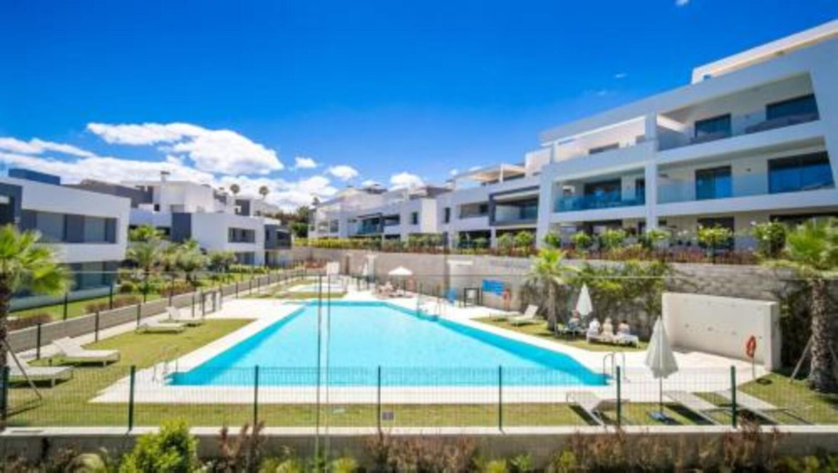 2 Bedroom Apartment in Estepona - Photo 2