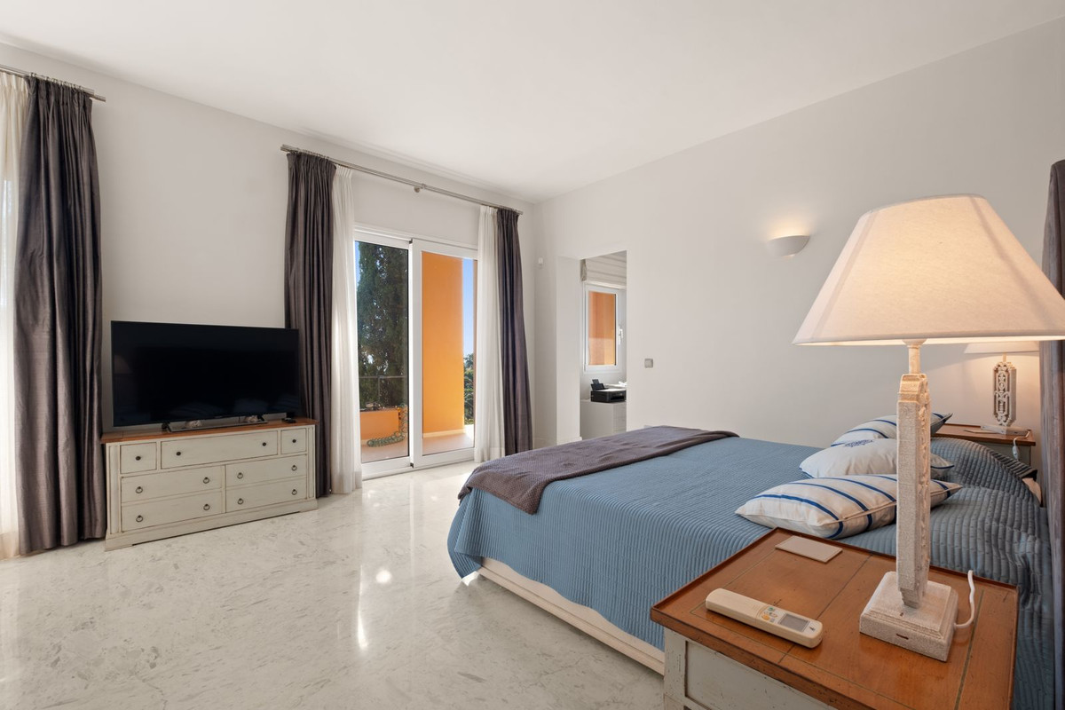 5 Bedroom Villa in Marbella - Photo 17