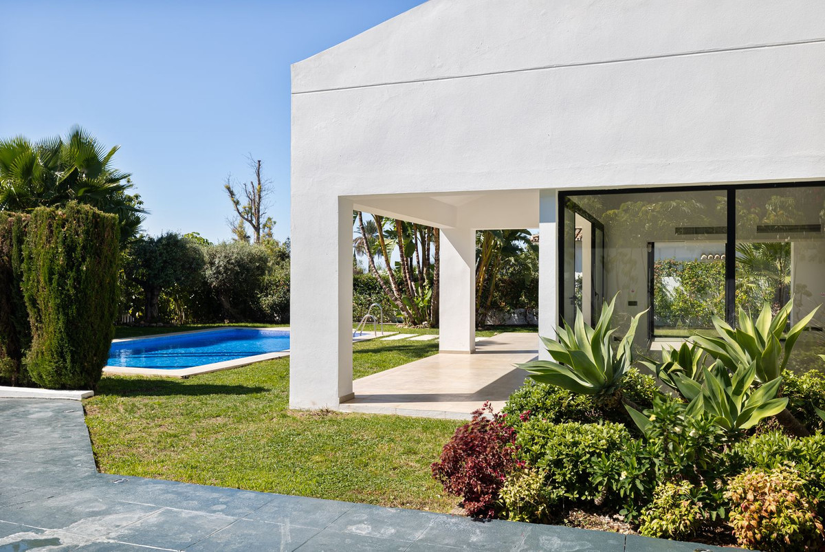 4 Bedroom Villa in San Pedro de Alcántara - Photo 45