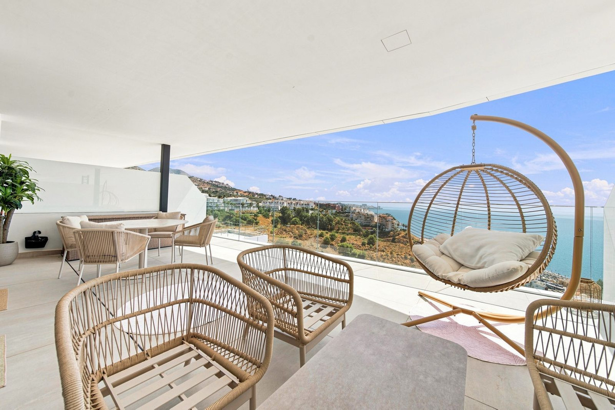 2 Bedroom Apartment in Fuengirola - Photo 2