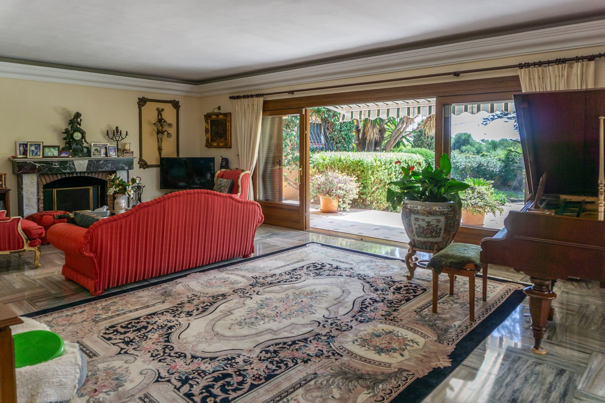 6 Bedroom Villa in Estepona - Photo 19