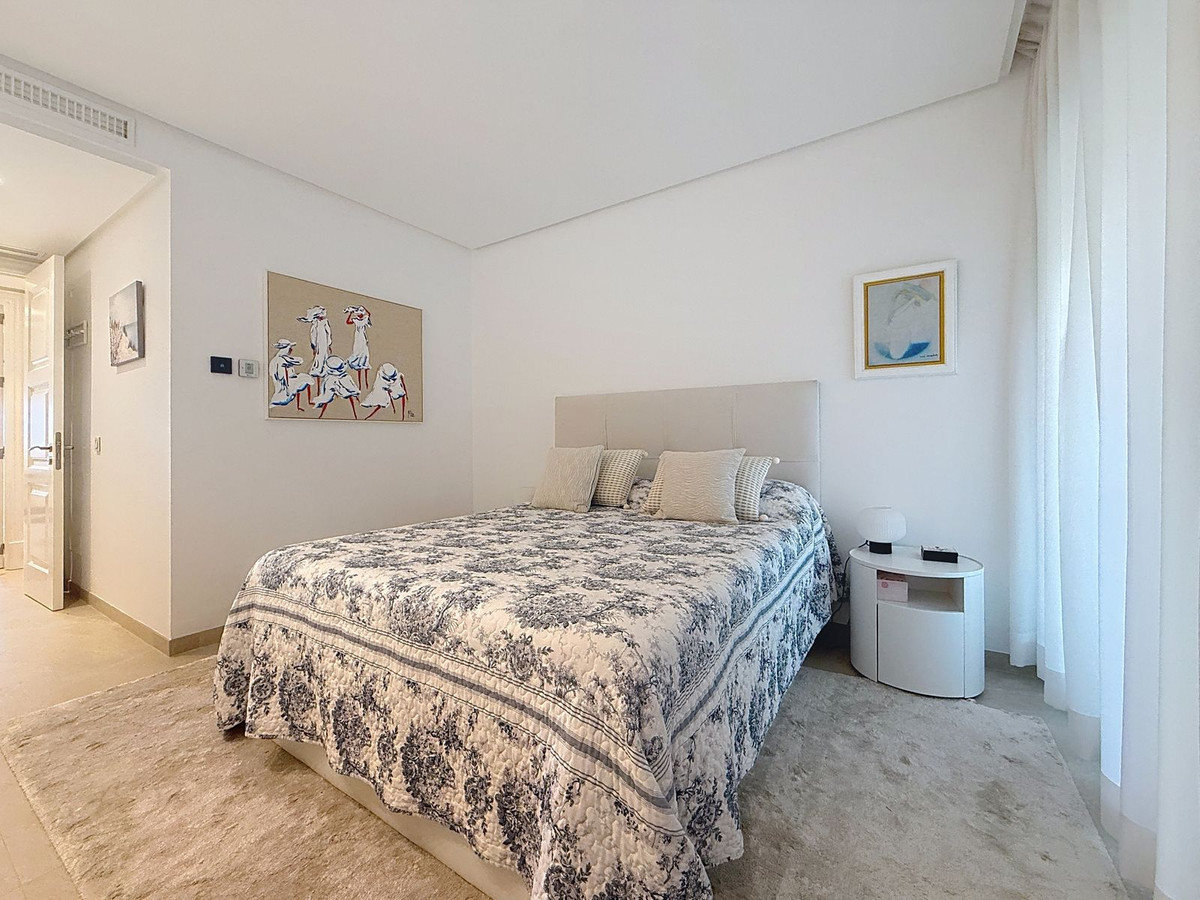 2 Bedroom Apartment in Estepona - Photo 7