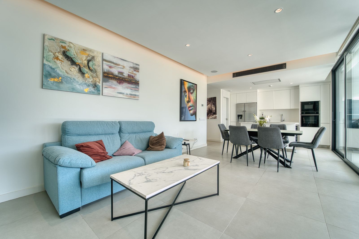 2 Bedroom Apartment in Benalmádena - Photo 2