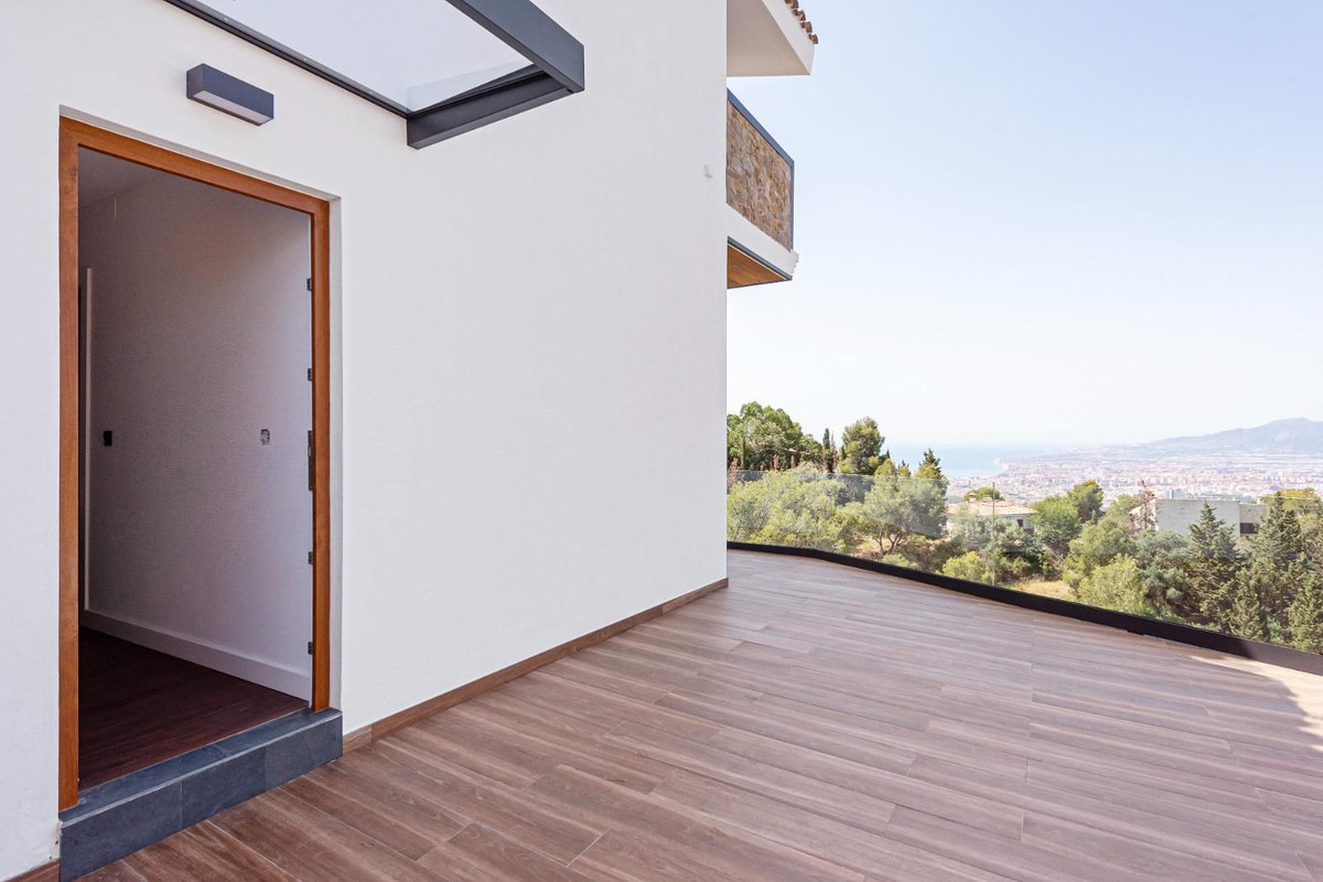 4 Bedroom Villa in Málaga - Photo 8