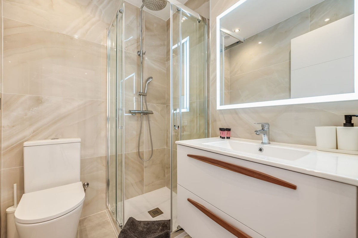 5 Bedroom Apartment in Estepona - Photo 28