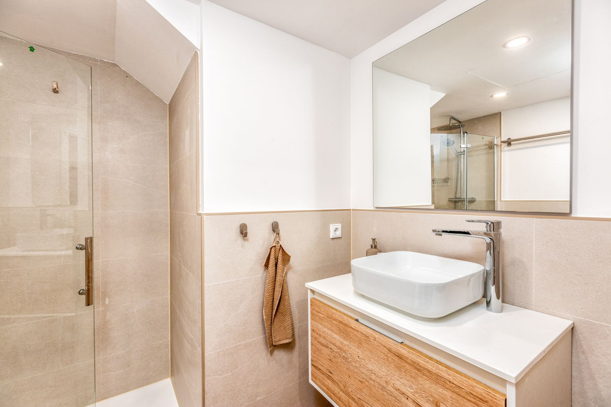 2 Bedroom Apartment in Fuengirola - Photo 11