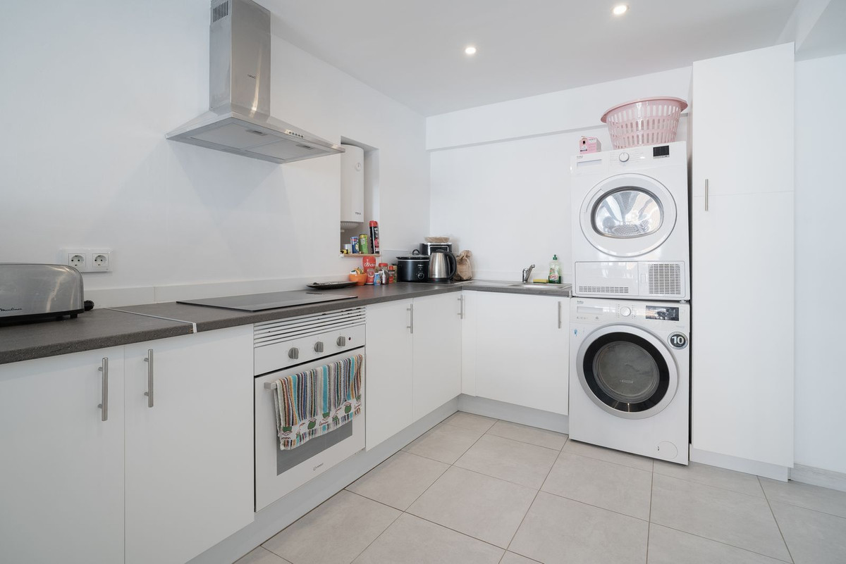1 Bedroom Apartment in Benalmádena - Photo 6